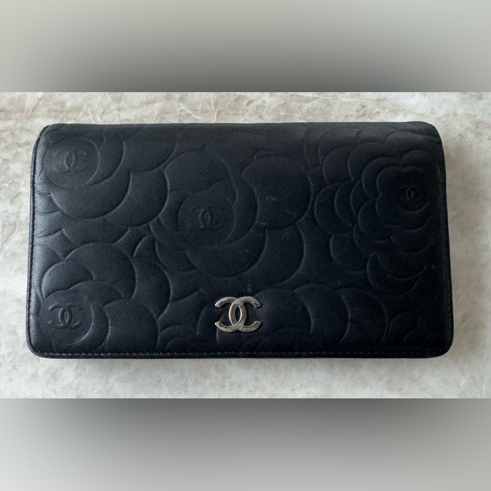 CHANEL Black Camellia-Embossed Long Wallet with Silver CC - Picture 3 of 10